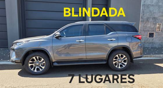 TOYOTA HILUX SW4 2.8 D-4D TURBO DIESEL SRX PLATINUM 7L 4X4 AUTOMÁTICO